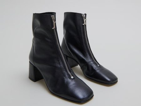 225- Amaryllis Cuir Noir Supply